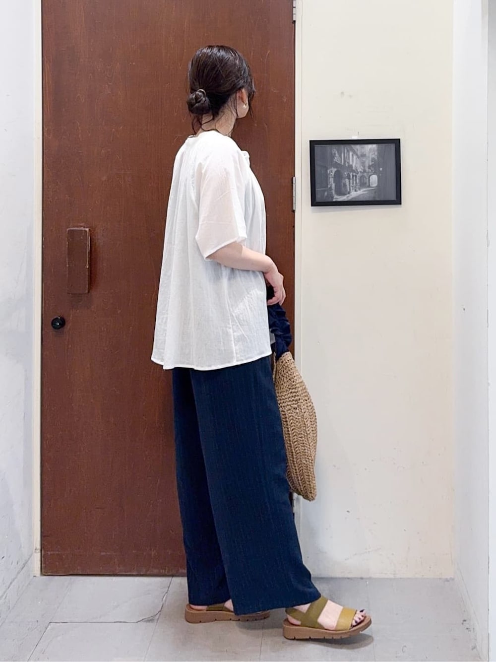 ホワイト系のシャツ/ブラウス、ブルー系のその他パンツ、イエロー系のサンダルを着用したレディースの夏コーディネートの3枚目の写真