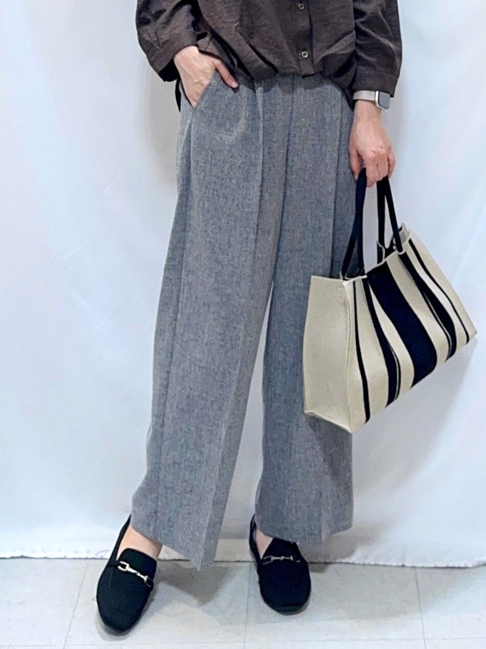 グレー系のその他パンツ、ブラック系のその他シューズ、ブラック系のトートバッグを着用したレディースの秋コーディネートの6枚目の写真