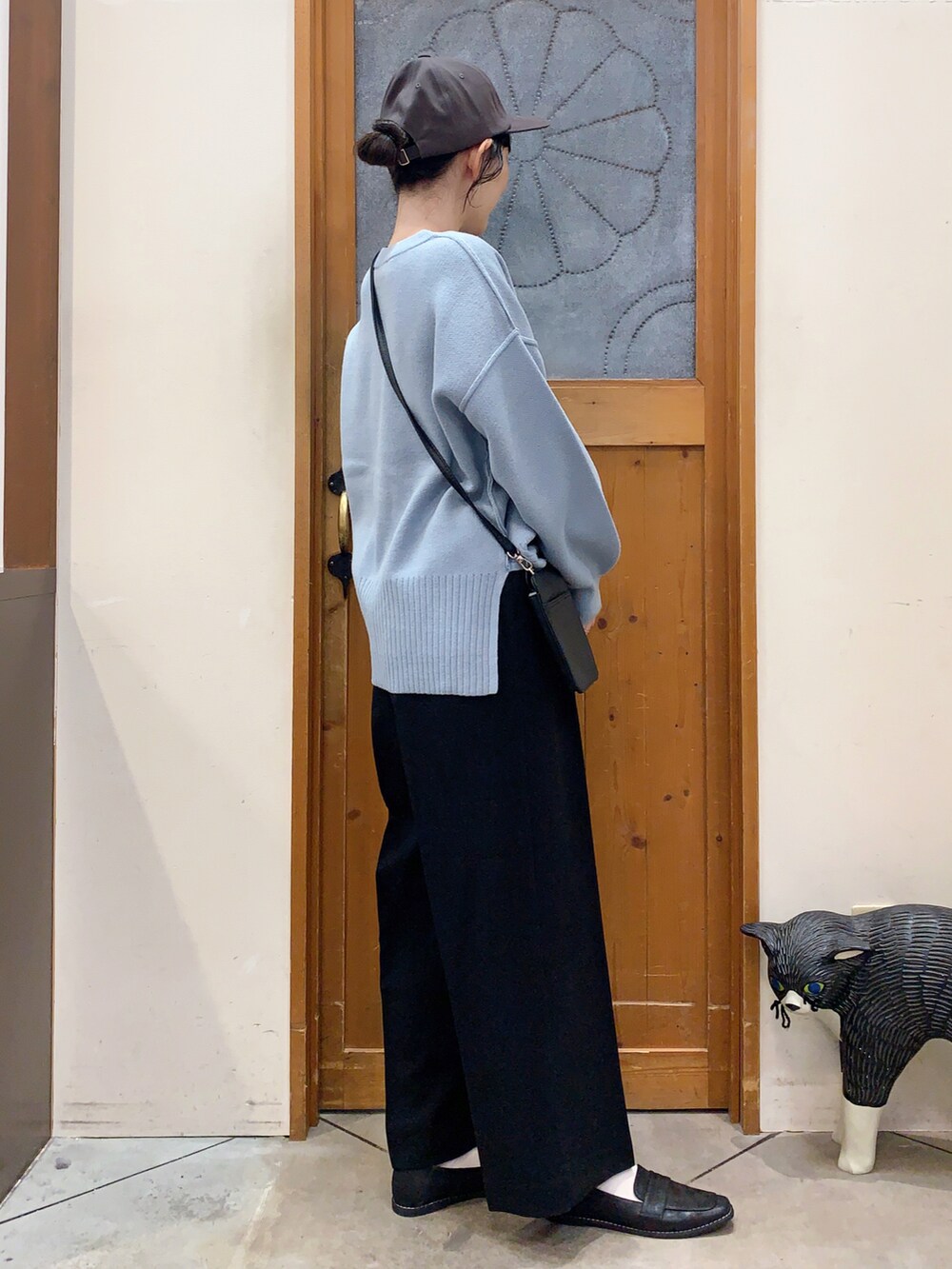 ブルー系のニット/セーター、ブラック系のその他パンツ、ブラック系のスニーカーを着用したレディースの冬コーディネートの2枚目の写真