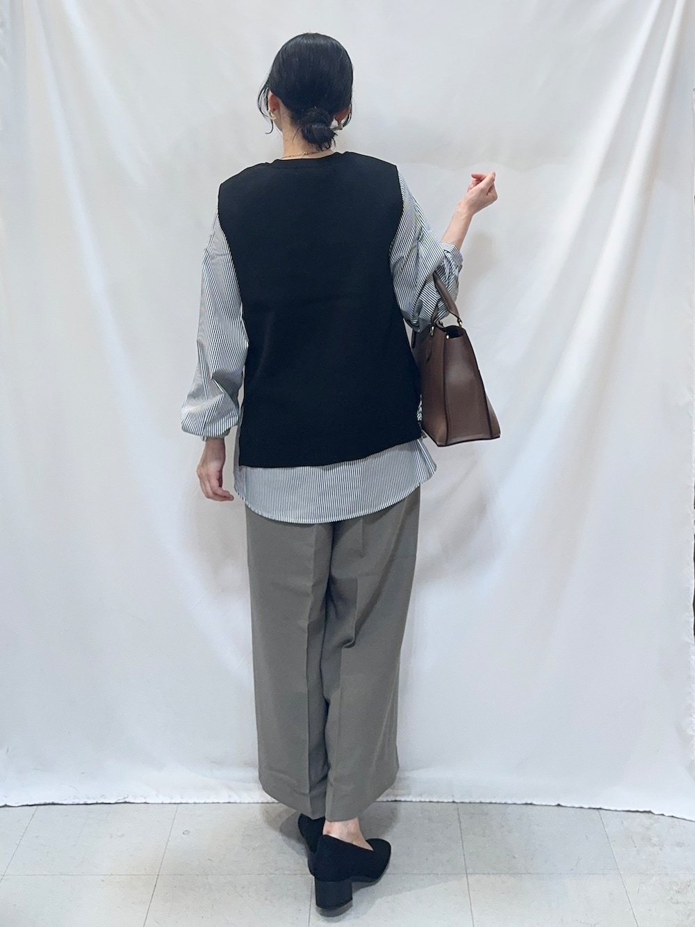 ベージュ系のその他パンツ、ブラック系のパンプス、ブラウン系のトートバッグを着用したレディースの秋コーディネートの3枚目の写真