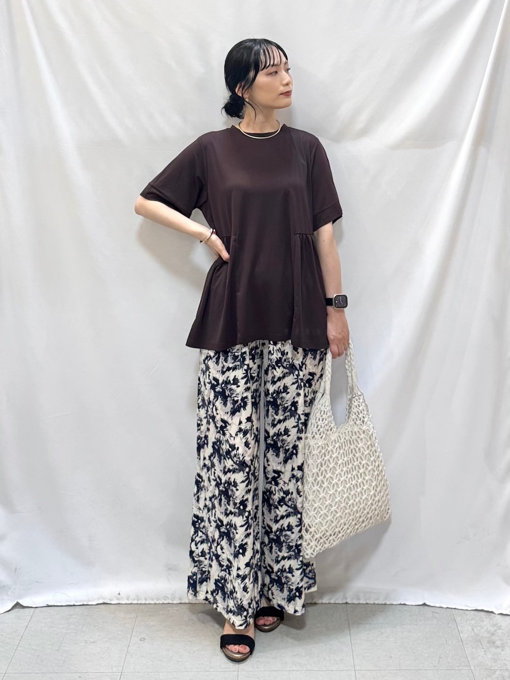 ブラウン系のTシャツ/カットソー、ブルー系のその他パンツ、ブラック系のサンダルを着用したレディースの夏コーディネートの2枚目の写真