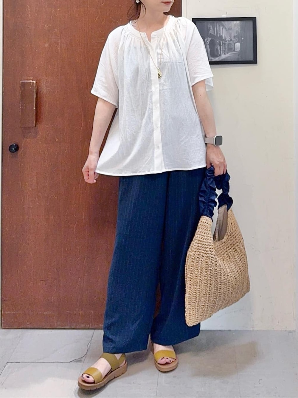 ホワイト系のシャツ/ブラウス、ブルー系のその他パンツ、イエロー系のサンダルを着用したレディースの夏コーディネートの5枚目の写真