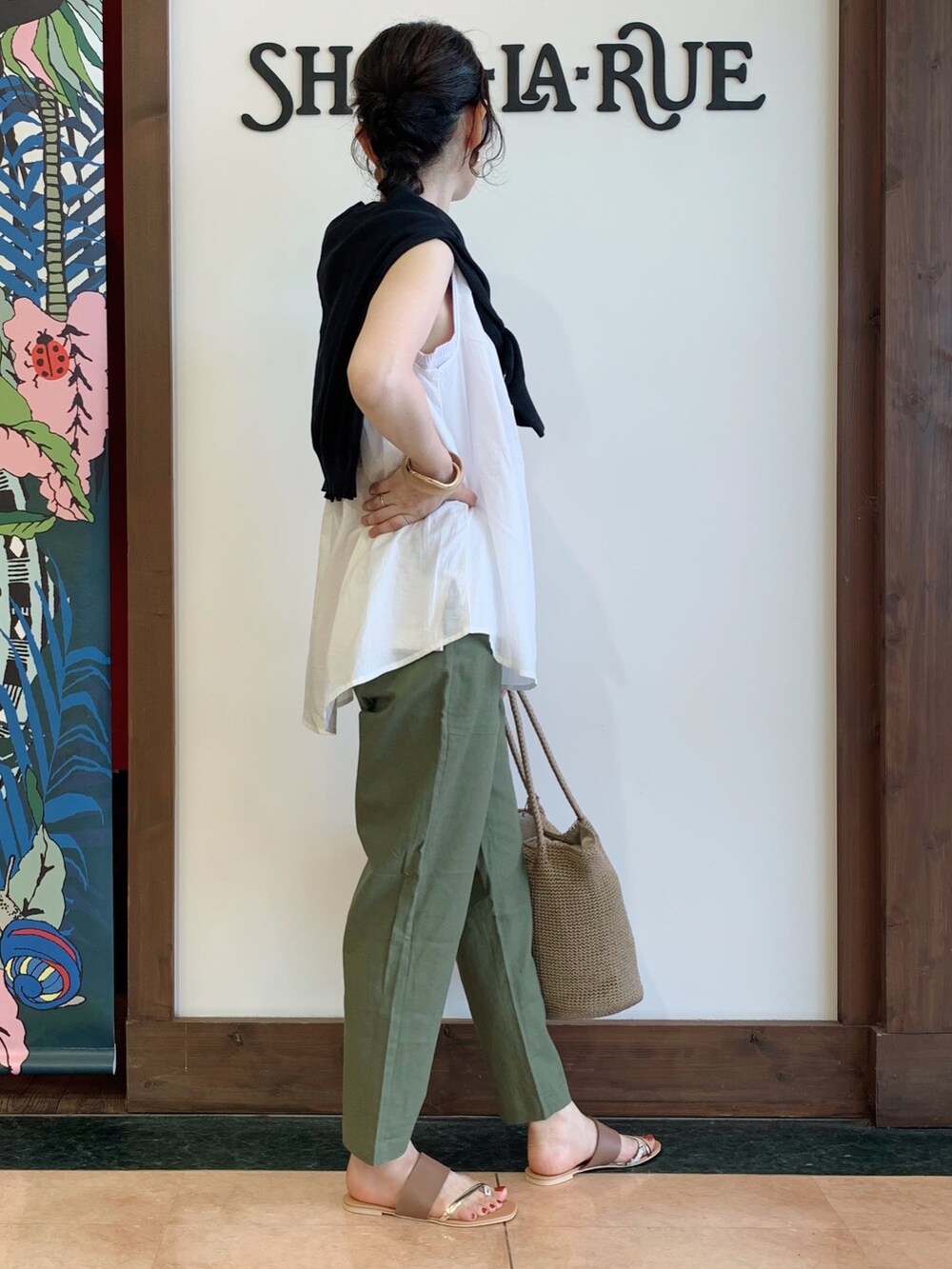 ホワイト系のシャツ/ブラウス、ブラック系のカーディガン/ボレロ、グリーン系のその他パンツを着用したレディースの春コーディネートの2枚目の写真