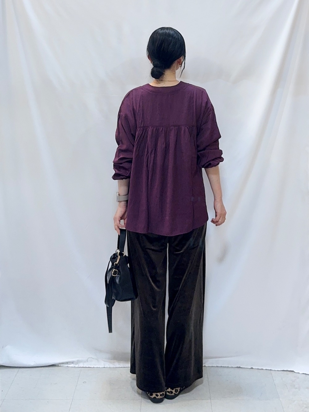 ホワイト系のTシャツ/カットソー、ブラウン系のパンプス、ブラック系のショルダーバッグを着用したレディースの秋コーディネートの3枚目の写真