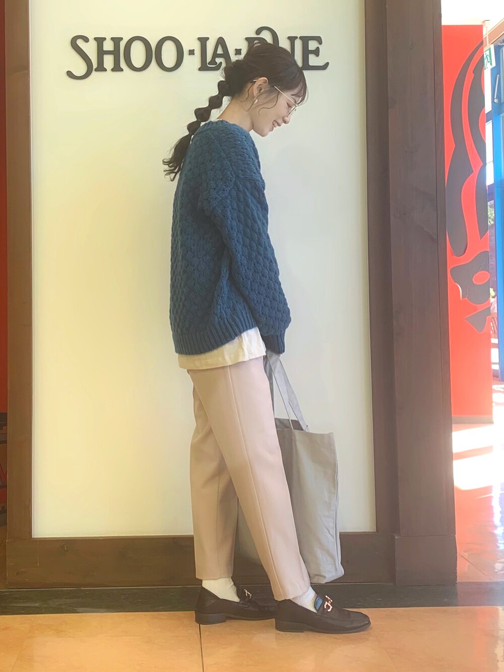 ブルー系のニット/セーター、ベージュ系のTシャツ/カットソー、ベージュ系のその他パンツを着用したレディースの冬コーディネートの4枚目の写真