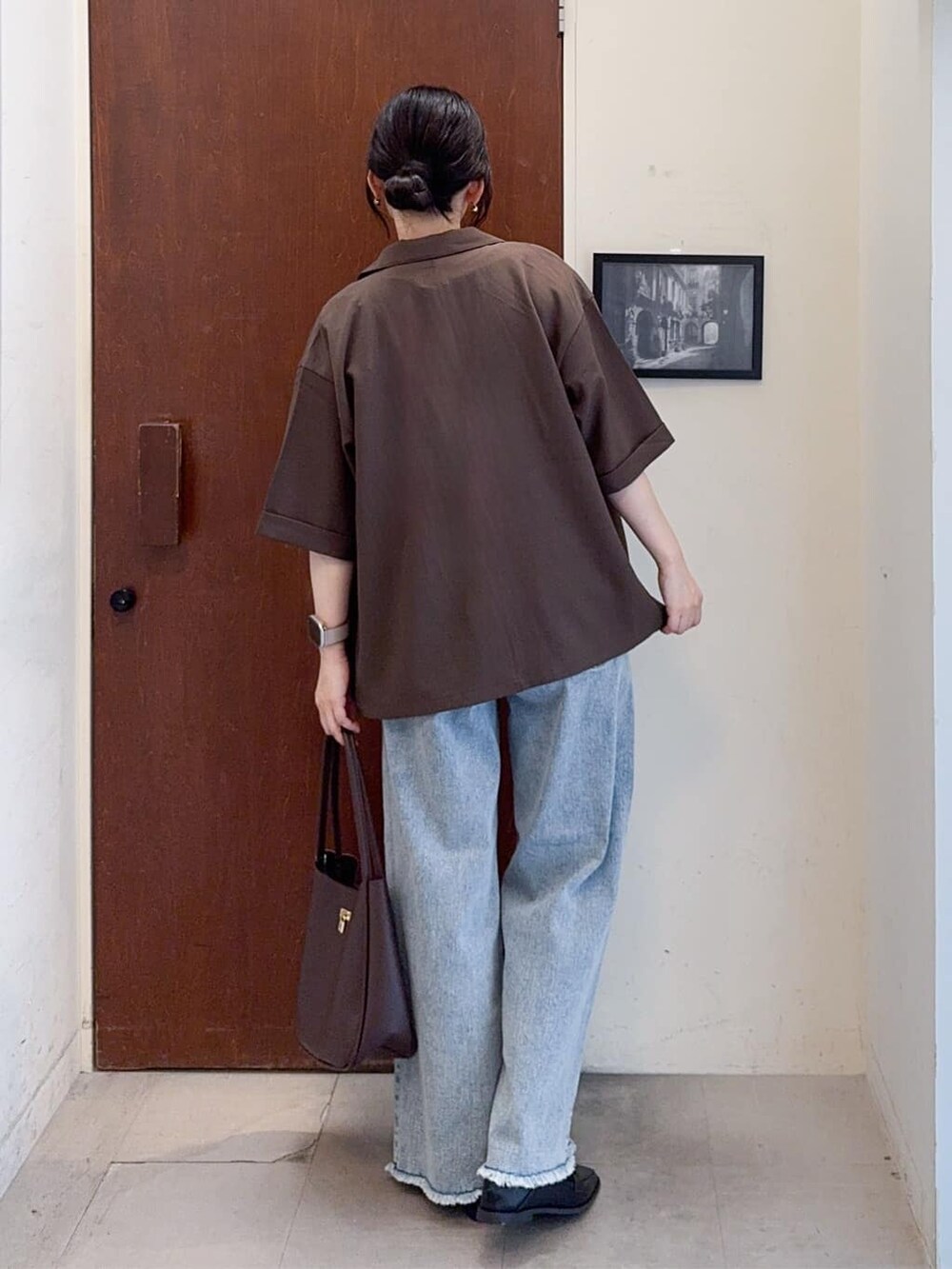 ブラウン系のテーラードジャケット、イエロー系のTシャツ/カットソー、ブルー系のデニムパンツを着用したレディースの秋コーディネートの4枚目の写真