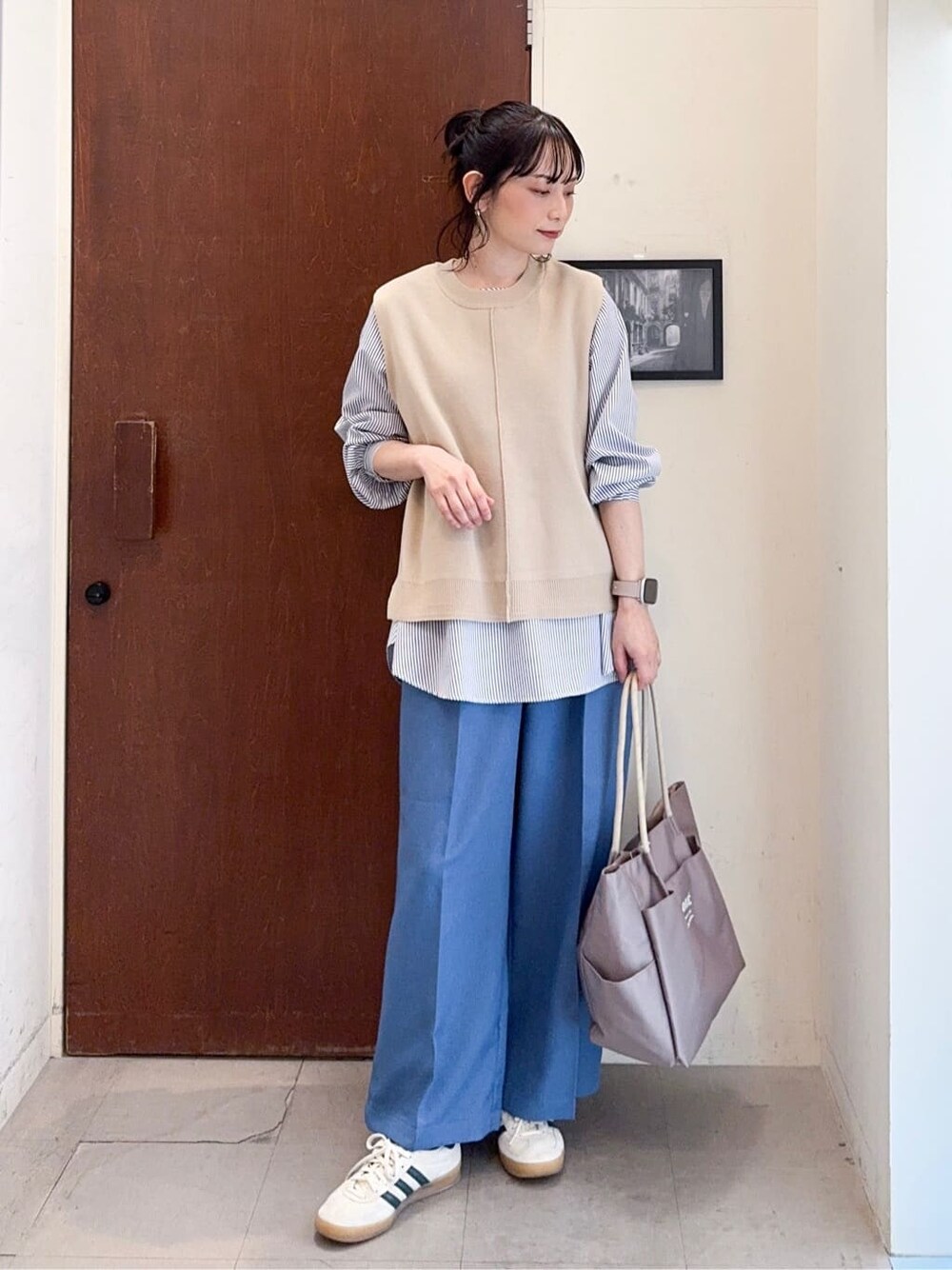 ベージュ系のその他トップス、ブルー系のその他パンツ、ベージュ系のトートバッグを着用したレディースの春コーディネートの2枚目の写真
