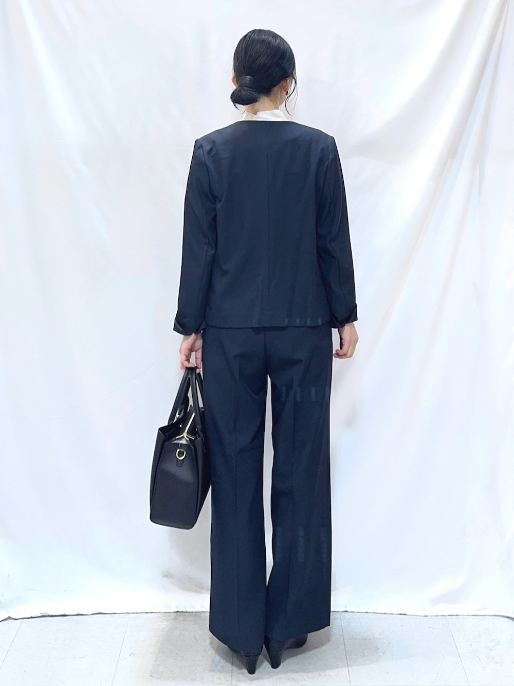 ブルー系のノーカラージャケット、ホワイト系のシャツ/ブラウス、ブルー系のその他パンツを着用したレディースの春コーディネートの4枚目の写真