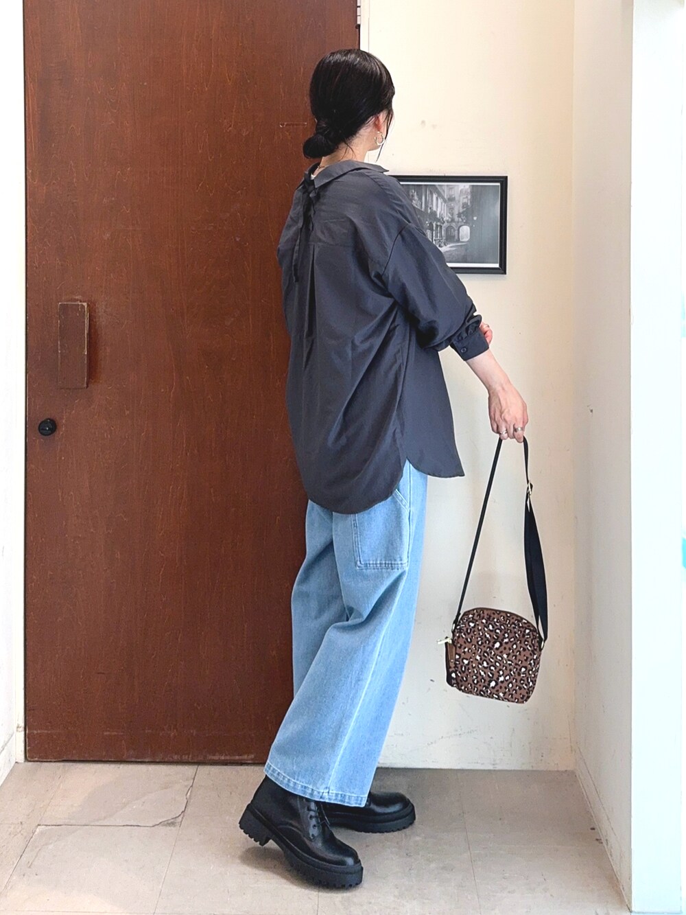 ホワイト系のTシャツ/カットソー、グレー系のシャツ/ブラウス、ブルー系のデニムパンツを着用したレディースの秋コーディネートの3枚目の写真
