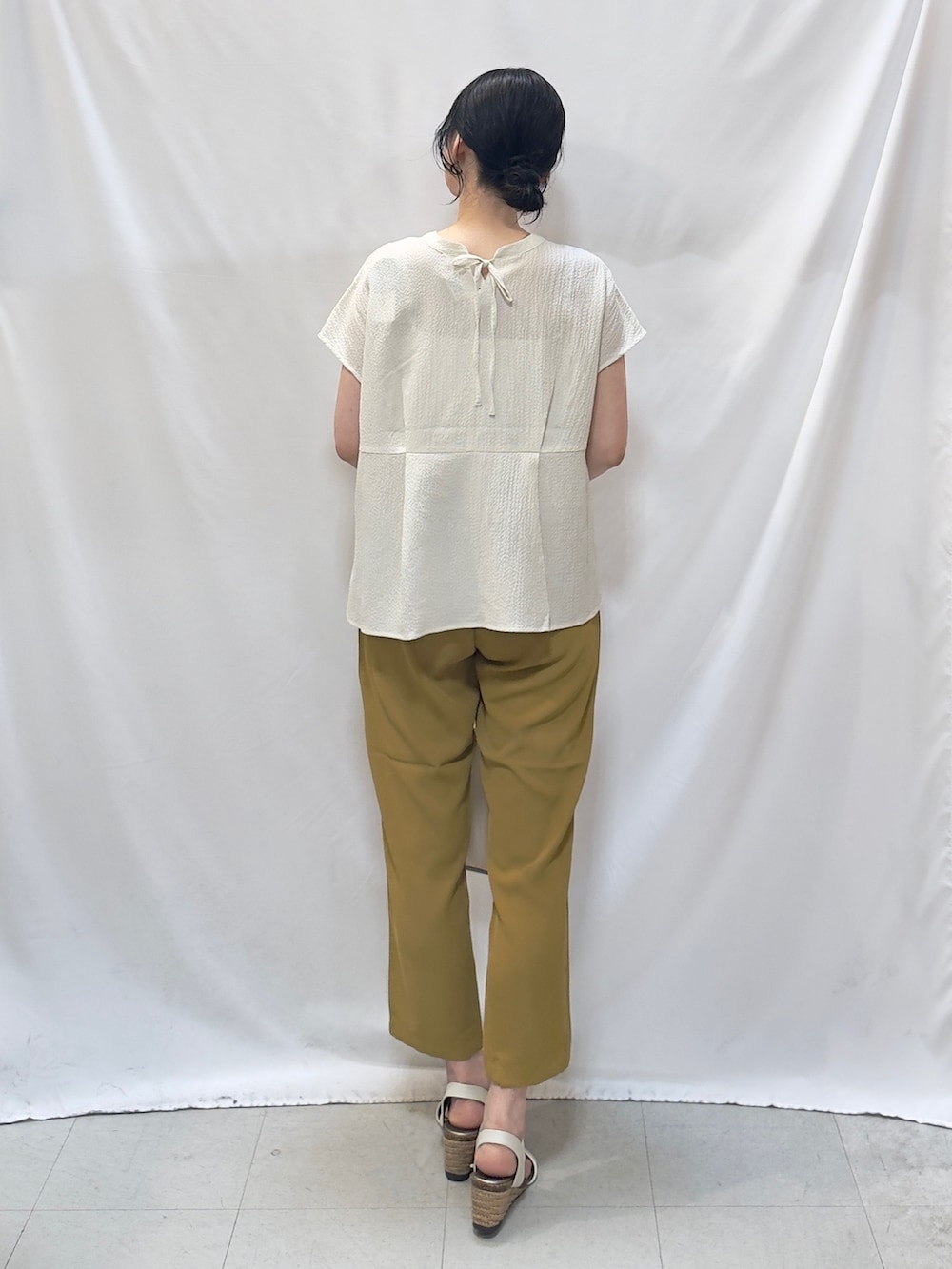ホワイト系のシャツ/ブラウス、イエロー系のその他パンツ、ホワイト系のサンダルを着用したレディースの夏コーディネートの4枚目の写真