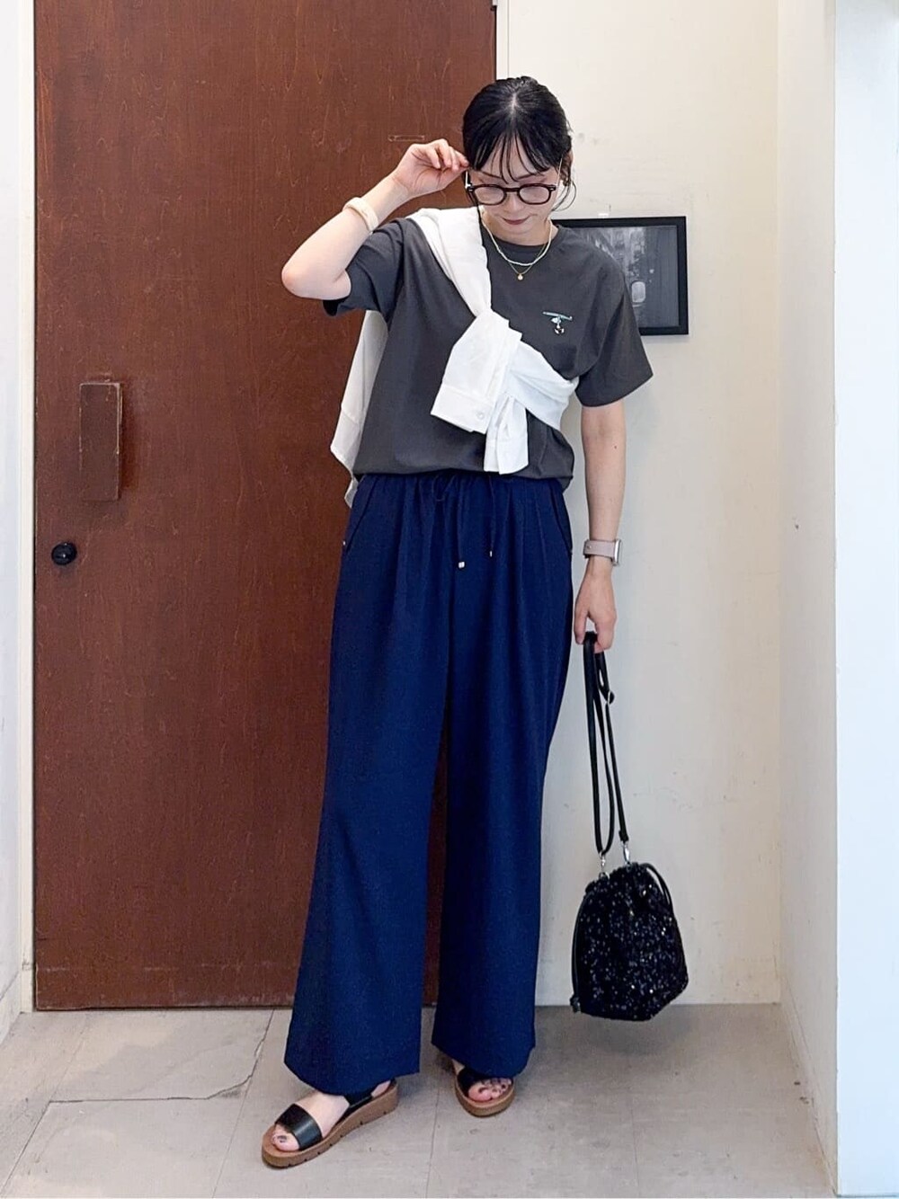 ホワイト系のシャツ/ブラウス、グレー系のTシャツ/カットソー、ブルー系のその他パンツを着用したレディースの夏コーディネートの2枚目の写真