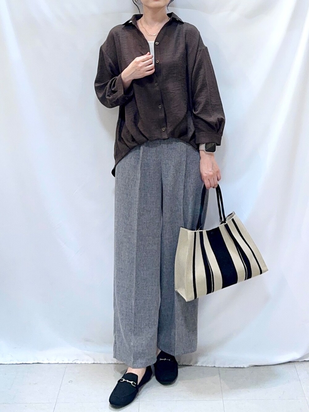 グレー系のその他パンツ、ブラック系のその他シューズ、ブラック系のトートバッグを着用したレディースの秋コーディネートの4枚目の写真
