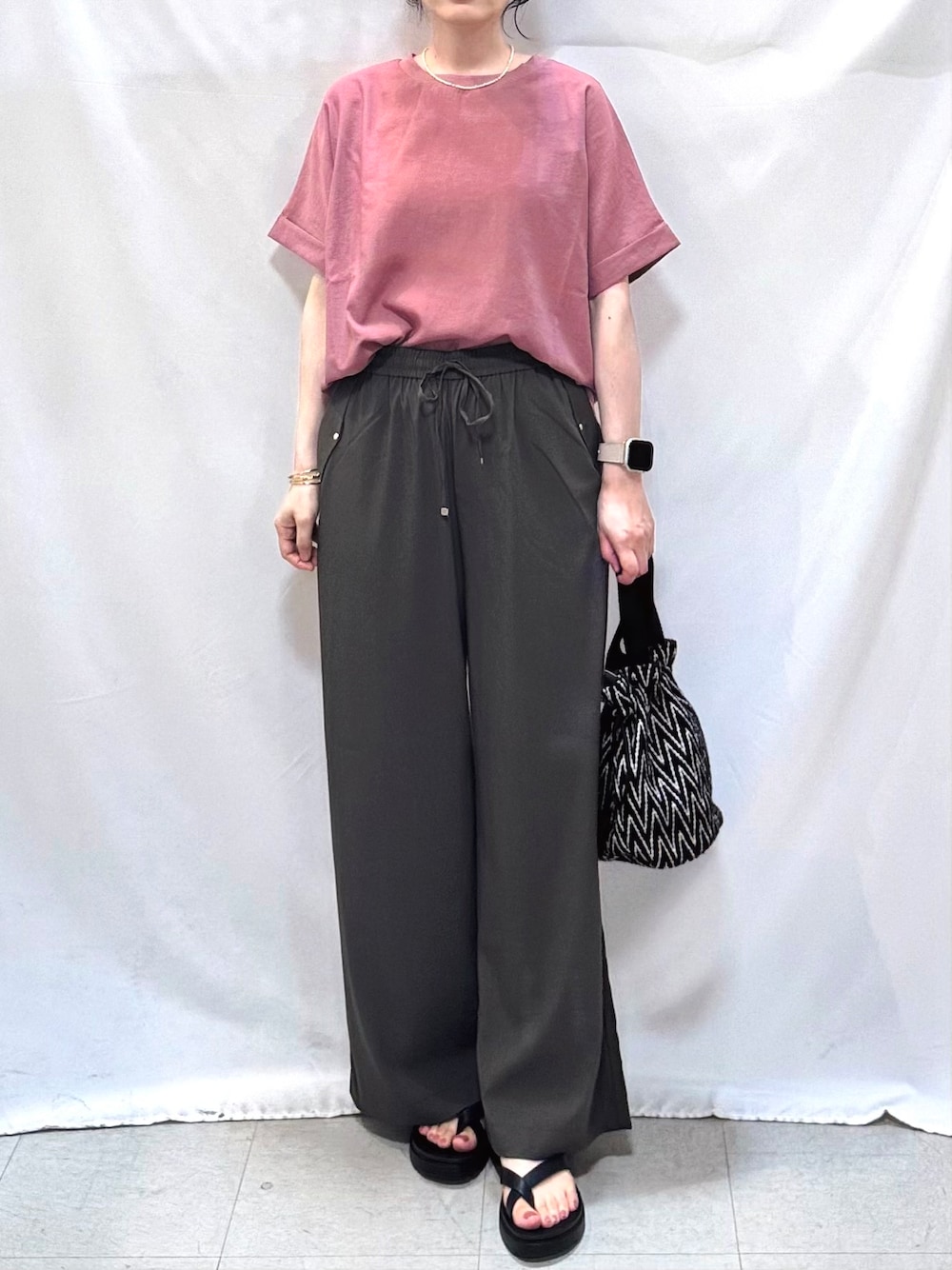ピンク系のシャツ/ブラウス、ブラウン系のその他パンツ、ブラック系のサンダルを着用したレディースの夏コーディネートの4枚目の写真