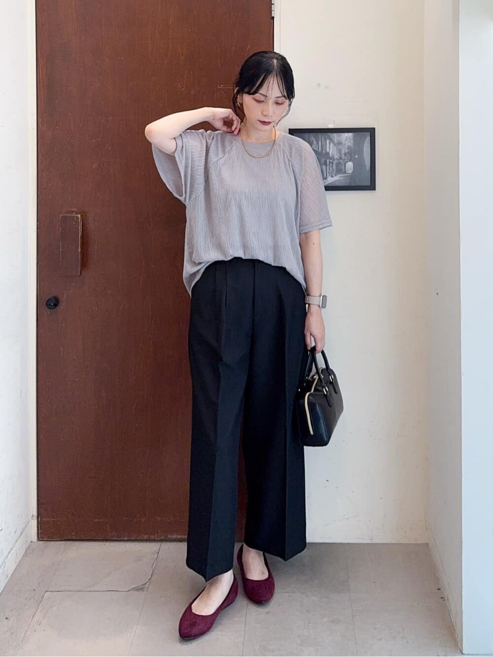 グレー系のTシャツ/カットソー、ブラック系のその他パンツ、レッド系のその他シューズを着用したレディースの秋コーディネートの2枚目の写真