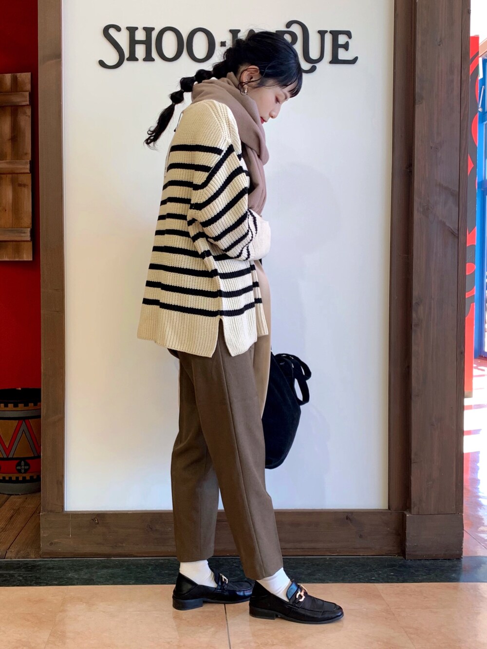 ベージュ系のニット/セーター、ベージュ系のその他アウター、グリーン系のその他パンツを着用したレディースの冬コーディネートの3枚目の写真