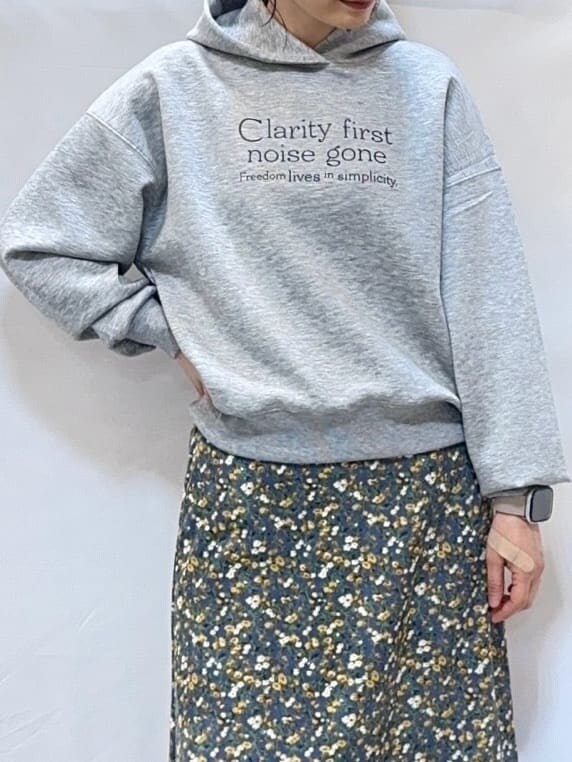 グレー系のパーカー、ブルー系のスカート、ブラウン系のブーツを着用したレディースの冬コーディネートの5枚目の写真