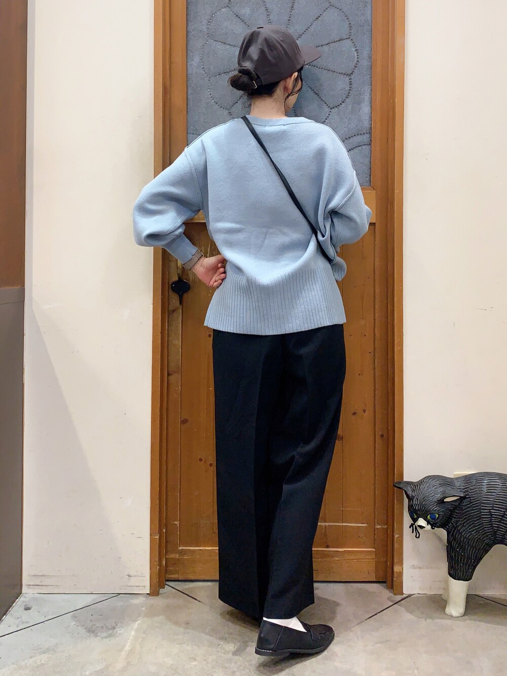 ブルー系のニット/セーター、ブラック系のその他パンツ、ブラック系のスニーカーを着用したレディースの冬コーディネートの3枚目の写真