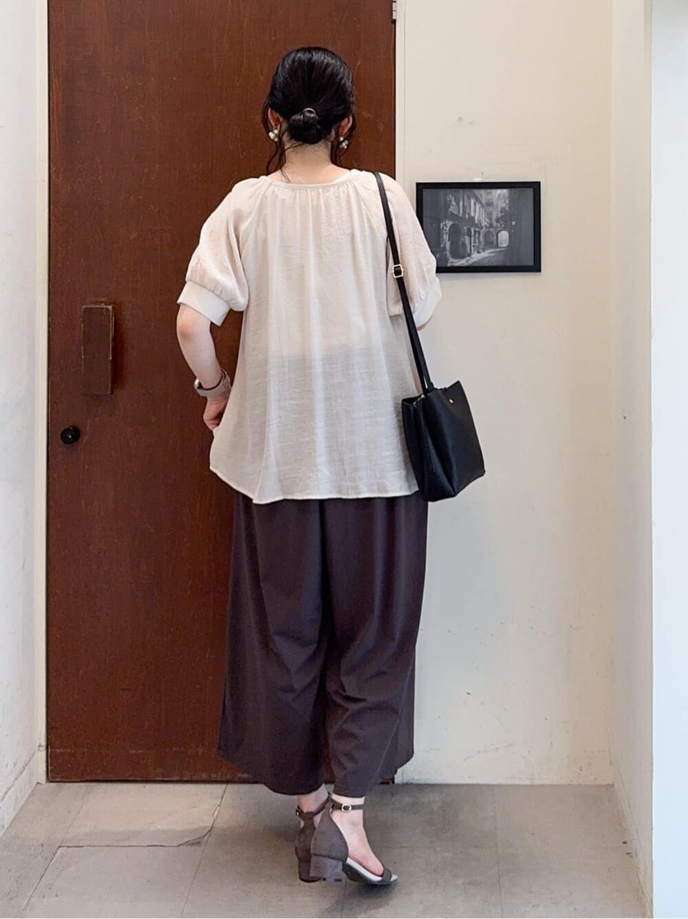 ベージュ系のシャツ/ブラウス、ブラウン系のその他パンツ、ベージュ系のサンダルを着用したレディースの夏コーディネートの4枚目の写真