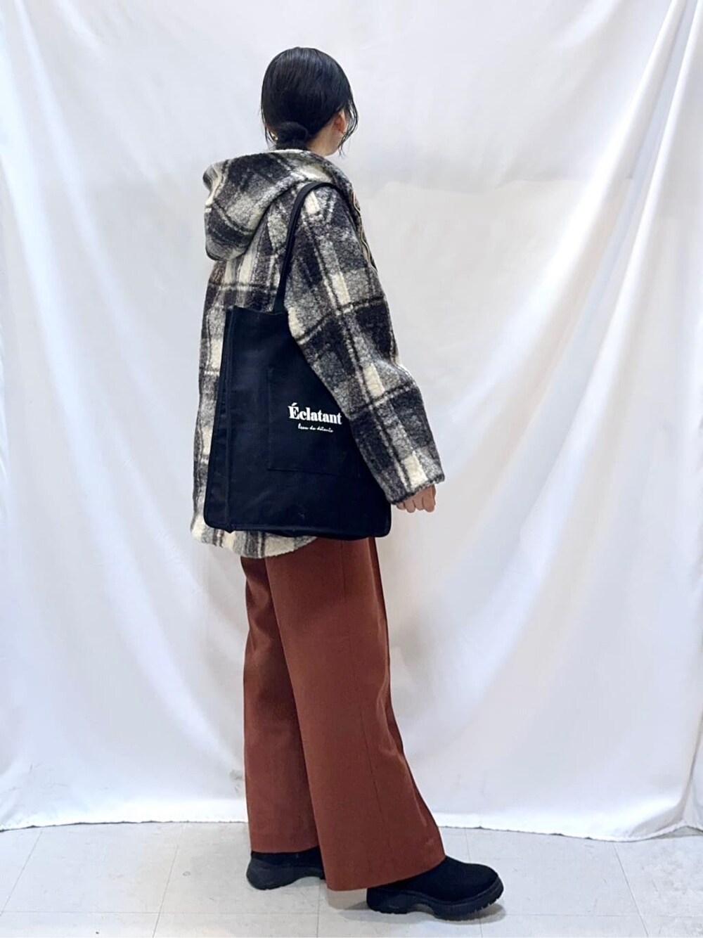 ブラック系のその他アウター、グレー系のニット/セーター、レッド系のその他パンツを着用したレディースの冬コーディネートの3枚目の写真