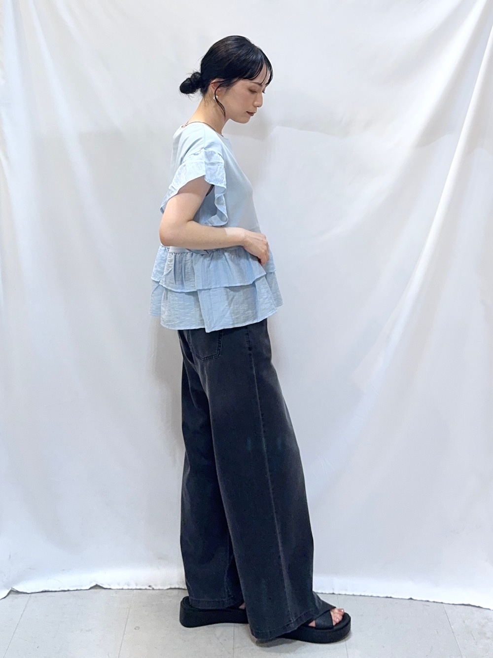 ブルー系のTシャツ/カットソー、ブラック系のその他パンツ、ブラック系のサンダルを着用したレディースの夏コーディネートの4枚目の写真