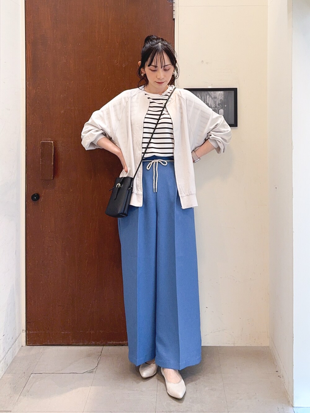 ホワイト系のブルゾン、ブラック系のTシャツ/カットソー、ブルー系のその他パンツを着用したレディースの春コーディネートの2枚目の写真