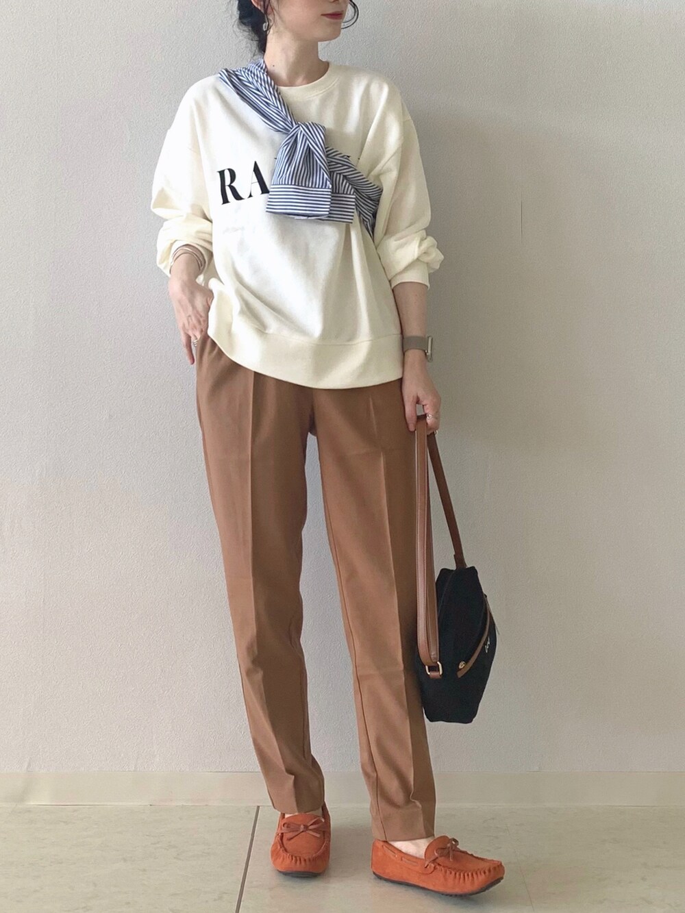 ベージュ系のスウェット、ブルー系のシャツ/ブラウス、ブラウン系のその他パンツを着用したレディースの秋コーディネートの3枚目の写真