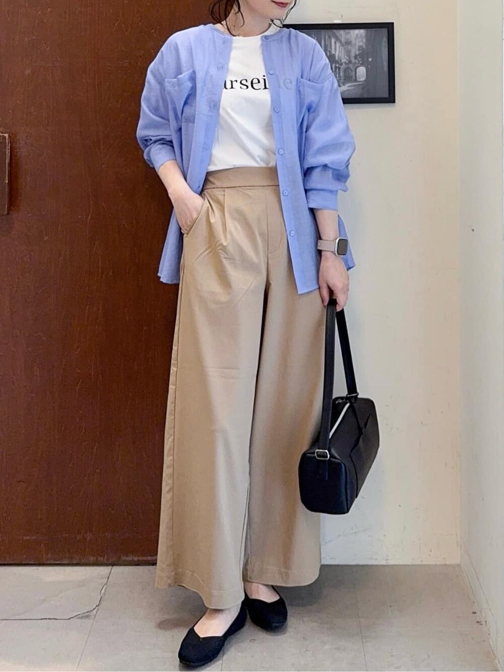 ブルー系のシャツ/ブラウス、ホワイト系のTシャツ/カットソー、ベージュ系のその他パンツを着用したレディースの春コーディネートの4枚目の写真