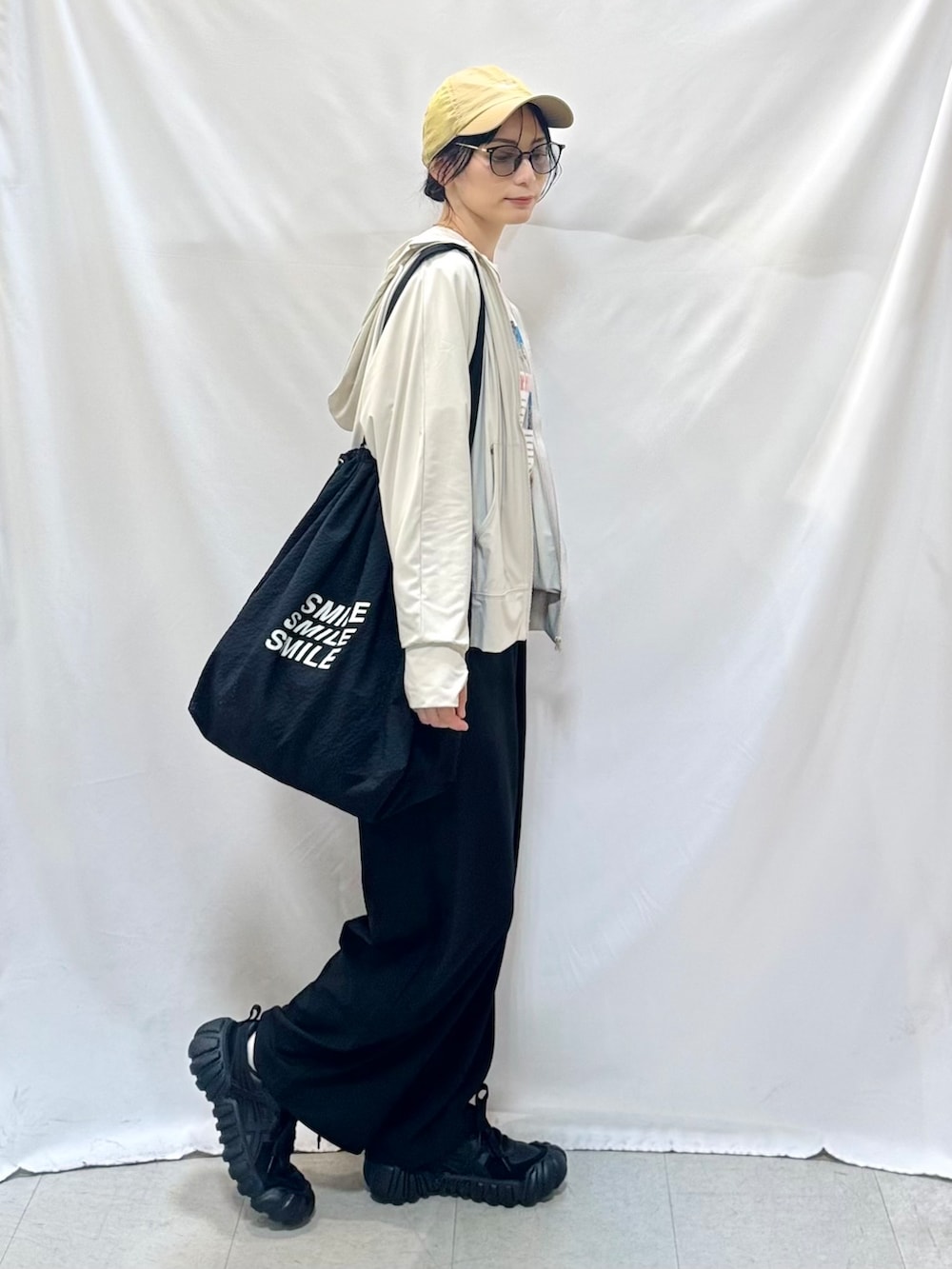 ベージュ系のカーディガン/ボレロ、ホワイト系のTシャツ/カットソー、ブラック系のその他パンツを着用したレディースの夏コーディネートの4枚目の写真