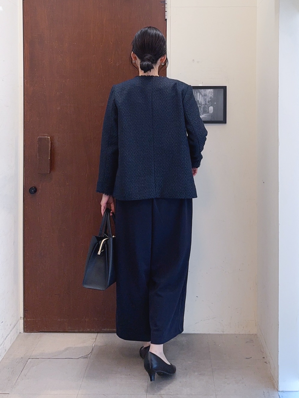 ブルー系のノーカラージャケット、ホワイト系のTシャツ/カットソー、ブルー系のその他パンツを着用したレディースの春コーディネートの3枚目の写真