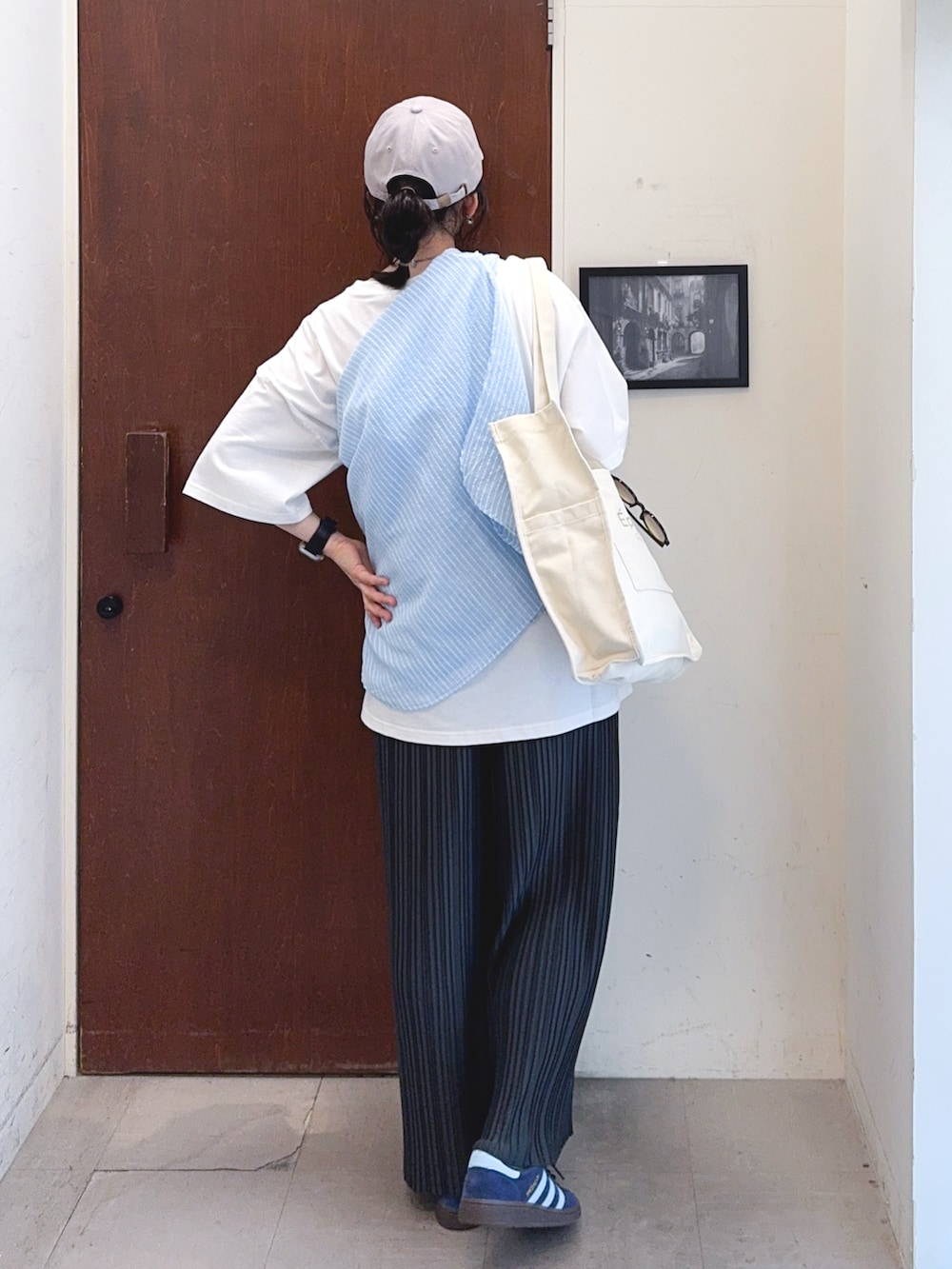 ホワイト系のTシャツ/カットソー、ブルー系のシャツ/ブラウス、グレー系のその他パンツを着用したレディースの夏コーディネートの4枚目の写真