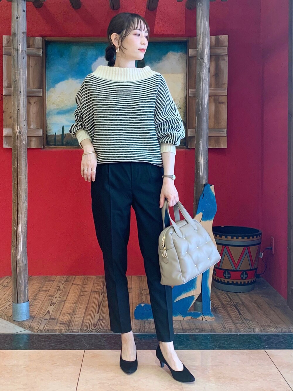 ベージュ系のニット/セーター、ブラック系のその他パンツ、ブラック系のパンプスを着用したレディースの秋コーディネートの2枚目の写真