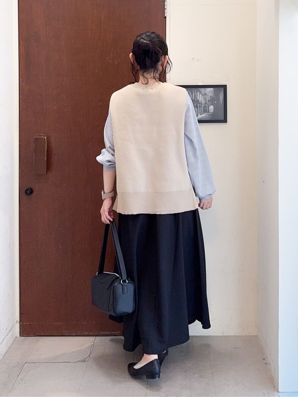 ベージュ系のその他トップス、ブラック系のスカート、ブラック系のその他シューズを着用したレディースの春コーディネートの4枚目の写真