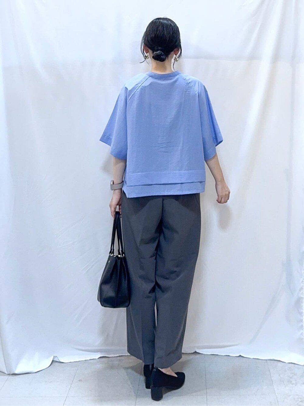 ブルー系のシャツ/ブラウス、グレー系のその他パンツ、ブラック系のパンプスを着用したレディースの秋コーディネートの4枚目の写真