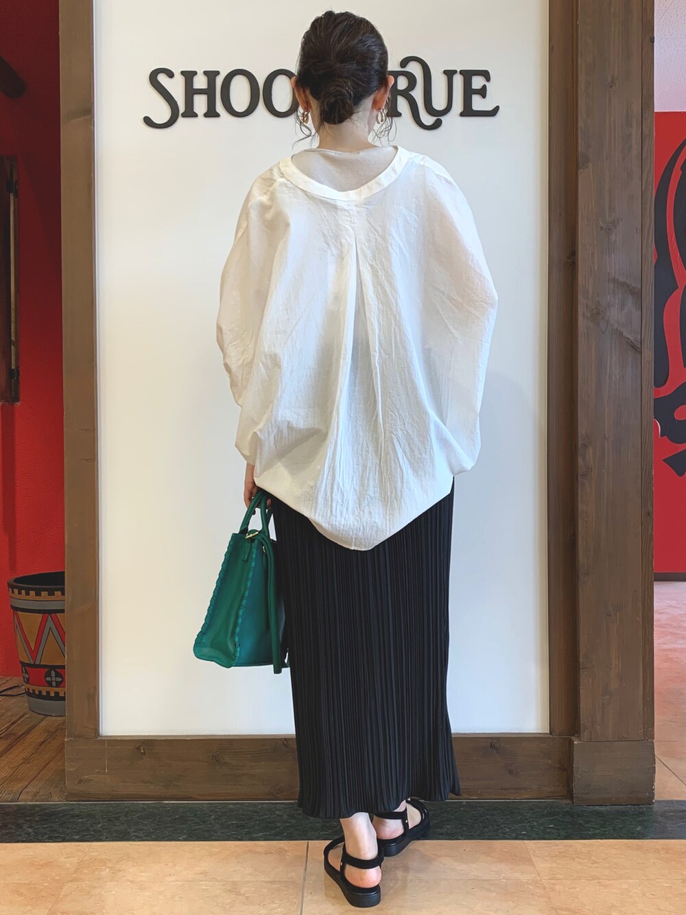 ホワイト系のシャツ/ブラウス、ブラック系のスカート、ブラック系のサンダルを着用したレディースの夏コーディネートの3枚目の写真