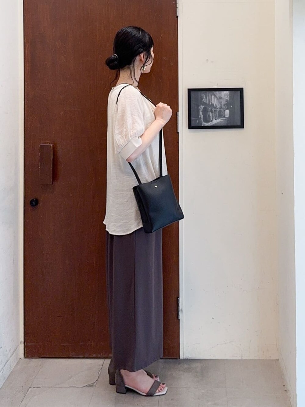 ベージュ系のシャツ/ブラウス、ブラウン系のその他パンツ、ベージュ系のサンダルを着用したレディースの夏コーディネートの3枚目の写真