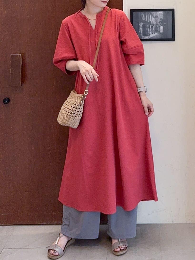 レッド系のワンピース、グレー系のその他パンツ、ベージュ系のサンダルを着用したレディースの夏コーディネートの5枚目の写真