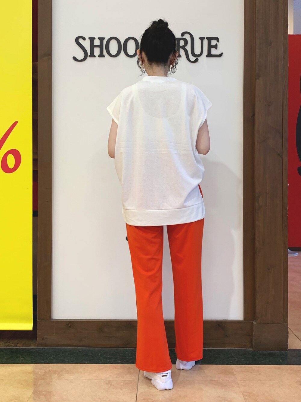 ホワイト系のTシャツ/カットソー、オレンジ系のその他パンツ、ホワイト系のショルダーバッグを着用したレディースの夏コーディネートの3枚目の写真