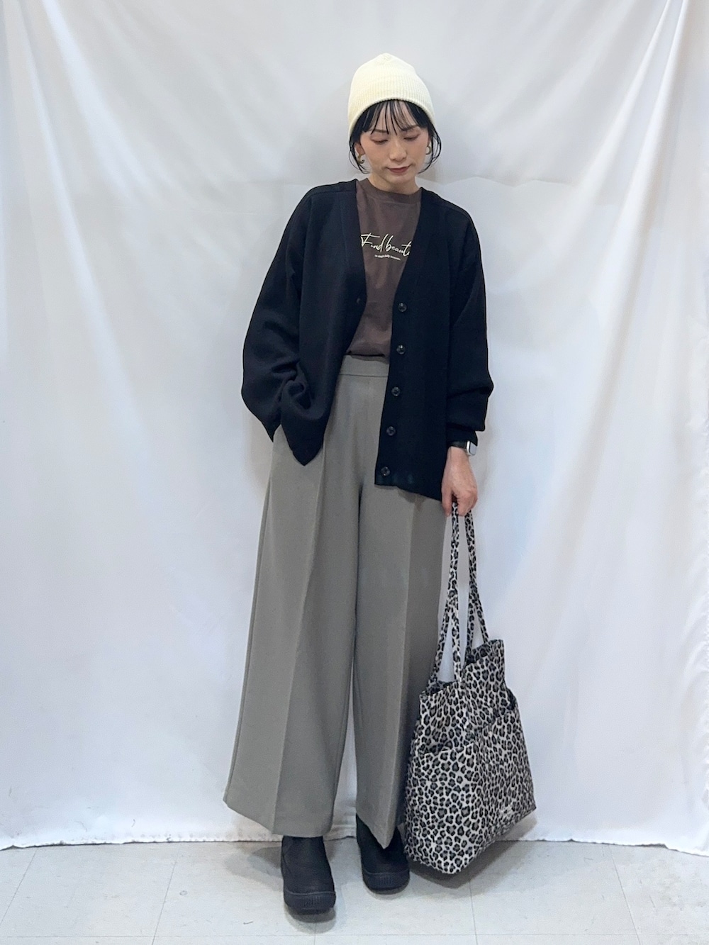 ブラウン系のTシャツ/カットソー、ベージュ系のその他パンツ、ブラック系のブーツを着用したレディースの秋コーディネートの5枚目の写真