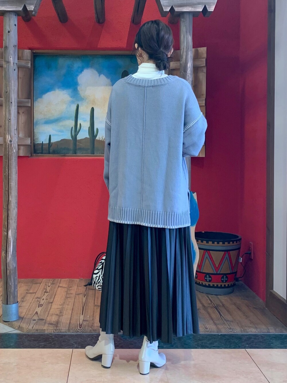 ブルー系のニット/セーター、ホワイト系のTシャツ/カットソー、ブラック系のスカートを着用したレディースの秋コーディネートの4枚目の写真