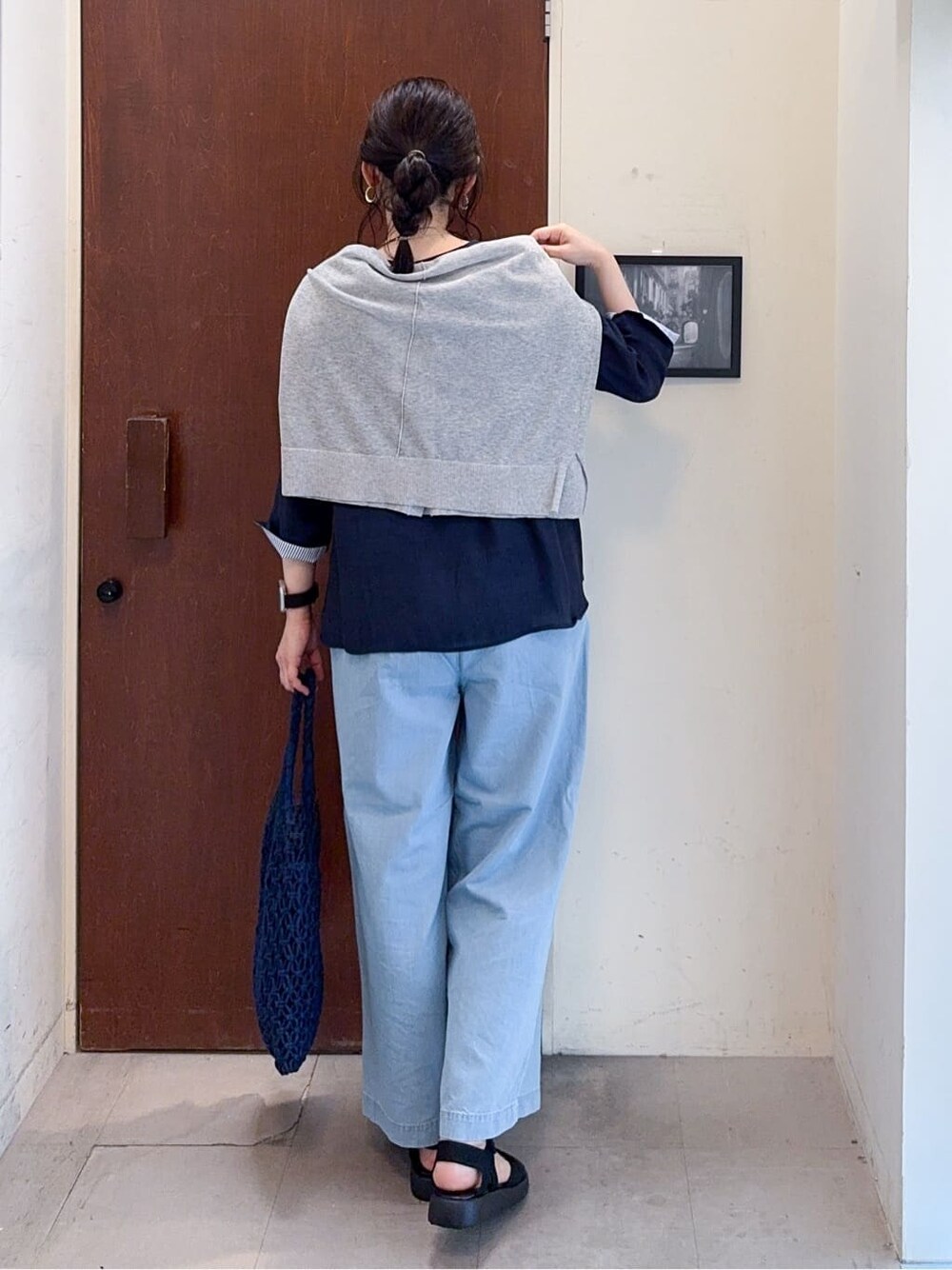 グレー系のカーディガン/ボレロ、ブルー系のTシャツ/カットソー、ブルー系のその他パンツを着用したレディースの春コーディネートの4枚目の写真