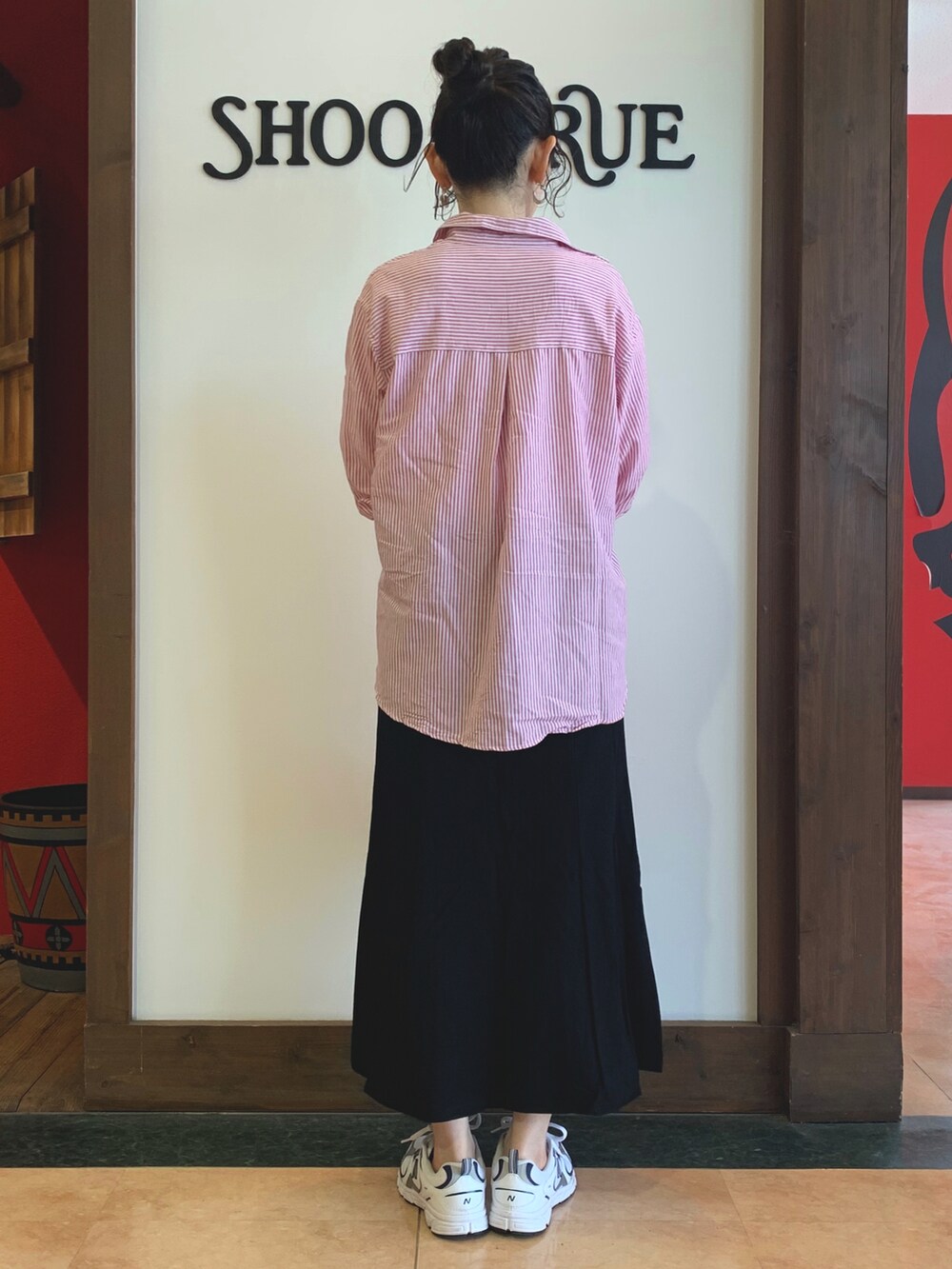 ホワイト系のTシャツ/カットソー、レッド系のシャツ/ブラウス、ブラック系のスカートを着用したレディースの夏コーディネートの3枚目の写真