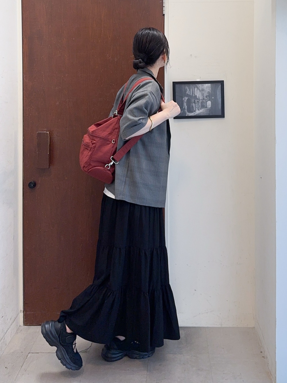 ホワイト系のTシャツ/カットソー、グレー系のテーラードジャケット、ブラック系のスカートを着用したレディースの夏コーディネートの2枚目の写真