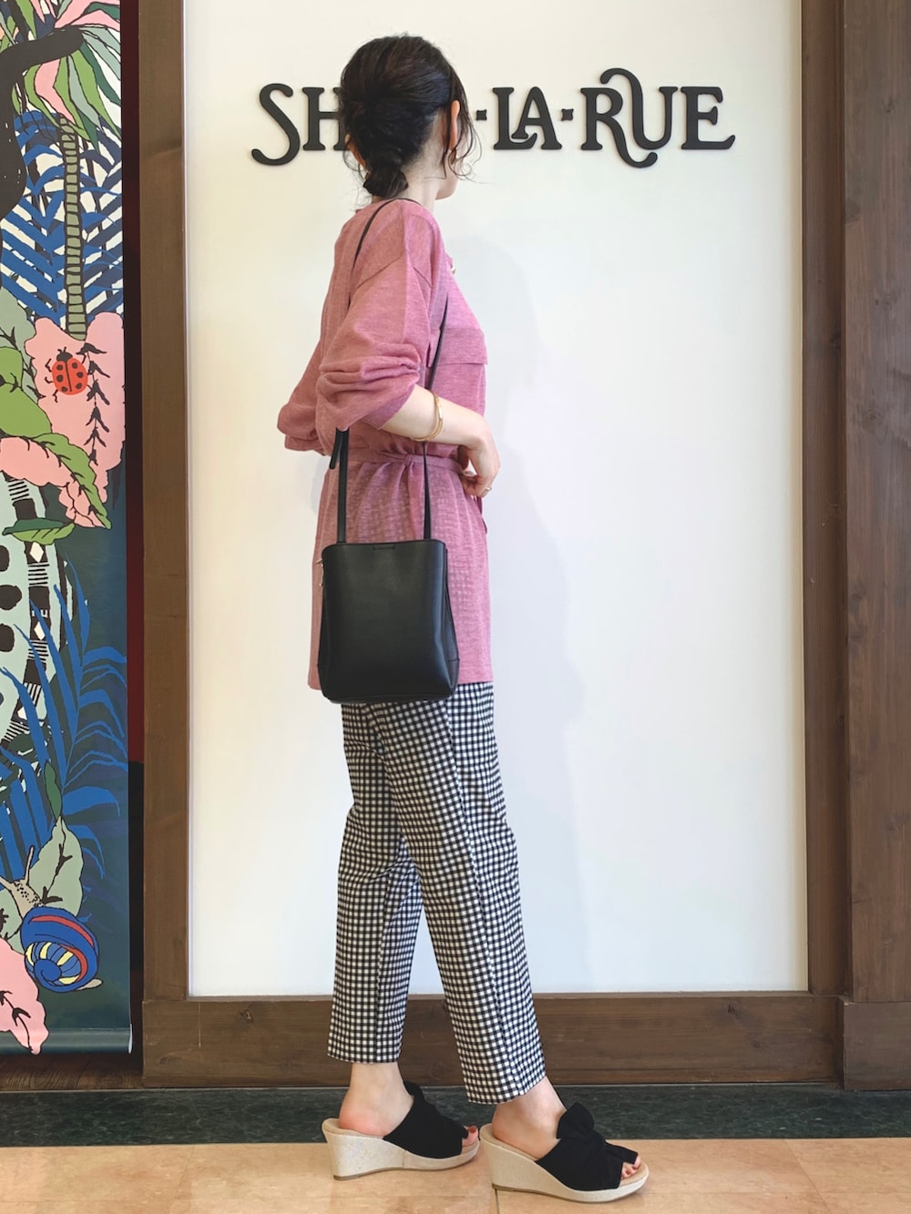 ピンク系のカーディガン/ボレロ、ブラック系のその他パンツ、ブラウン系のタンクトップを着用したレディースの春コーディネートの2枚目の写真
