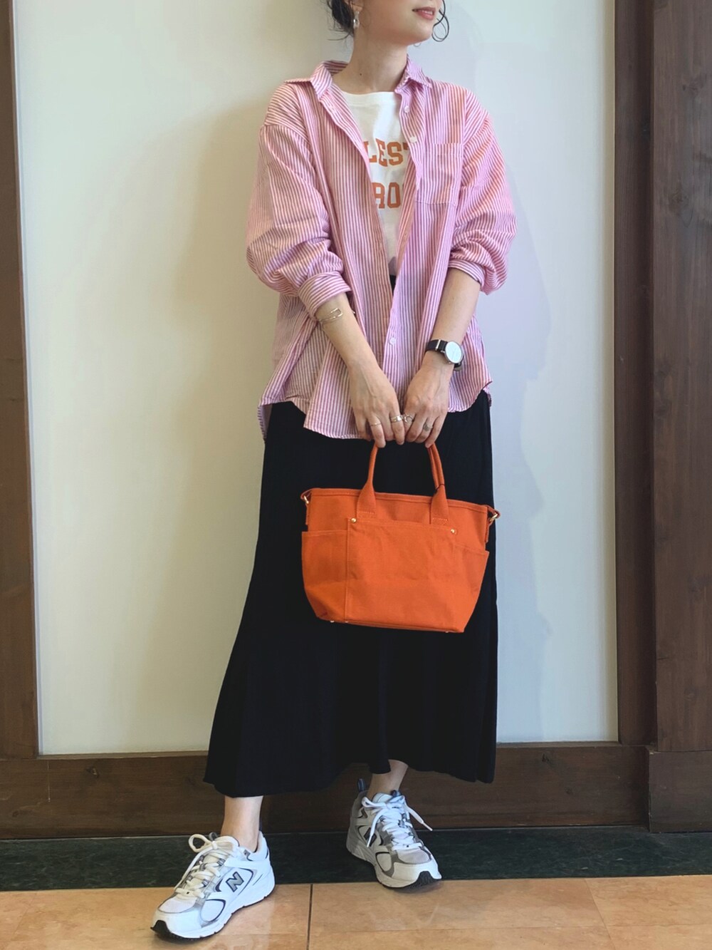 ホワイト系のTシャツ/カットソー、レッド系のシャツ/ブラウス、ブラック系のスカートを着用したレディースの夏コーディネートの4枚目の写真