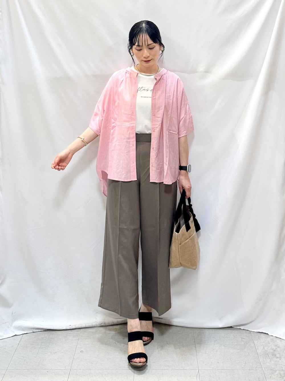 ピンク系のシャツ/ブラウス、ホワイト系のTシャツ/カットソー、ブラウン系のその他パンツを着用したレディースの夏コーディネートの3枚目の写真