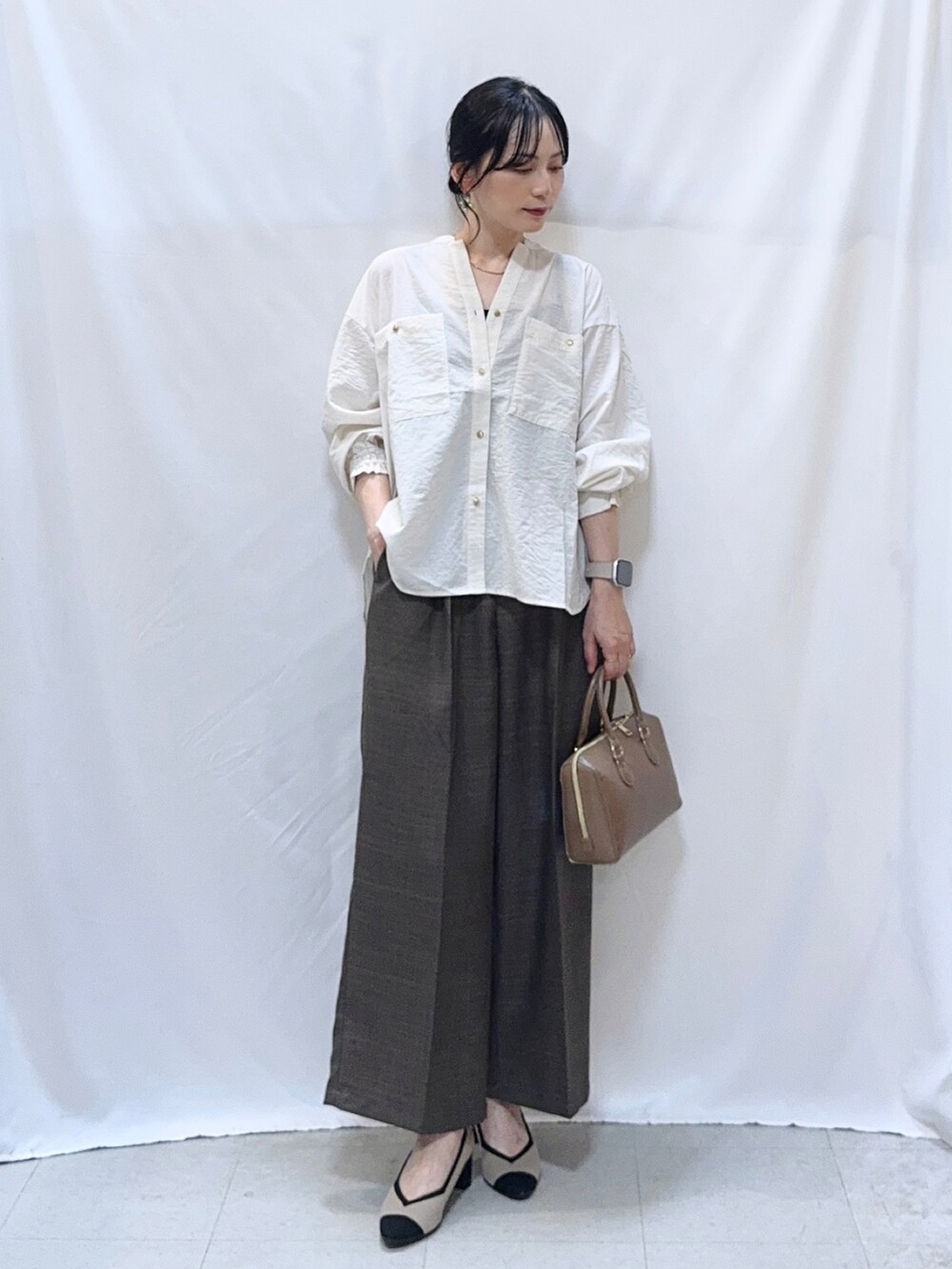 ベージュ系のシャツ/ブラウス、ブラウン系のその他パンツ、ブラウン系のショルダーバッグを着用したレディースの秋コーディネートの3枚目の写真