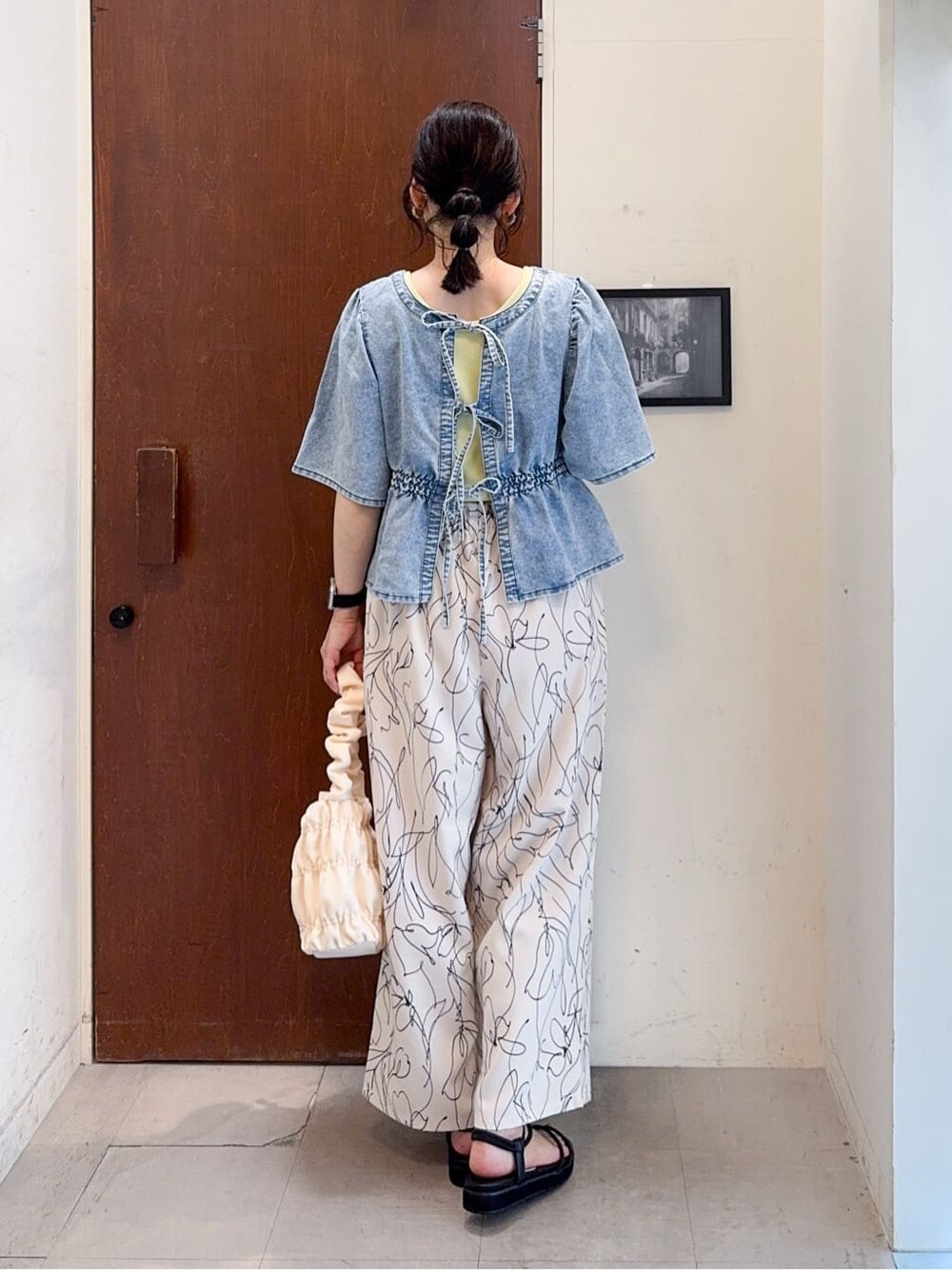 ブルー系のTシャツ/カットソー、イエロー系のタンクトップ、ホワイト系のその他パンツを着用したレディースの春コーディネートの4枚目の写真