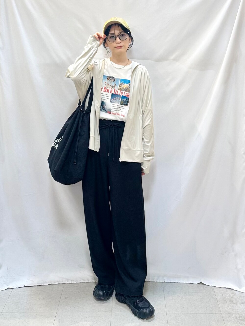 ベージュ系のカーディガン/ボレロ、ホワイト系のTシャツ/カットソー、ブラック系のその他パンツを着用したレディースの夏コーディネートの5枚目の写真