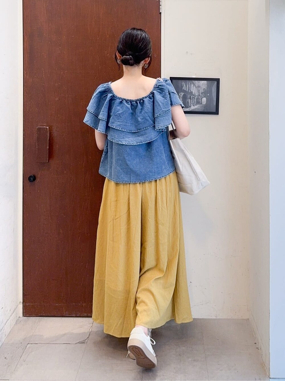 ブルー系のシャツ/ブラウス、イエロー系のその他パンツ、ベージュ系のスニーカーを着用したレディースの秋コーディネートの4枚目の写真