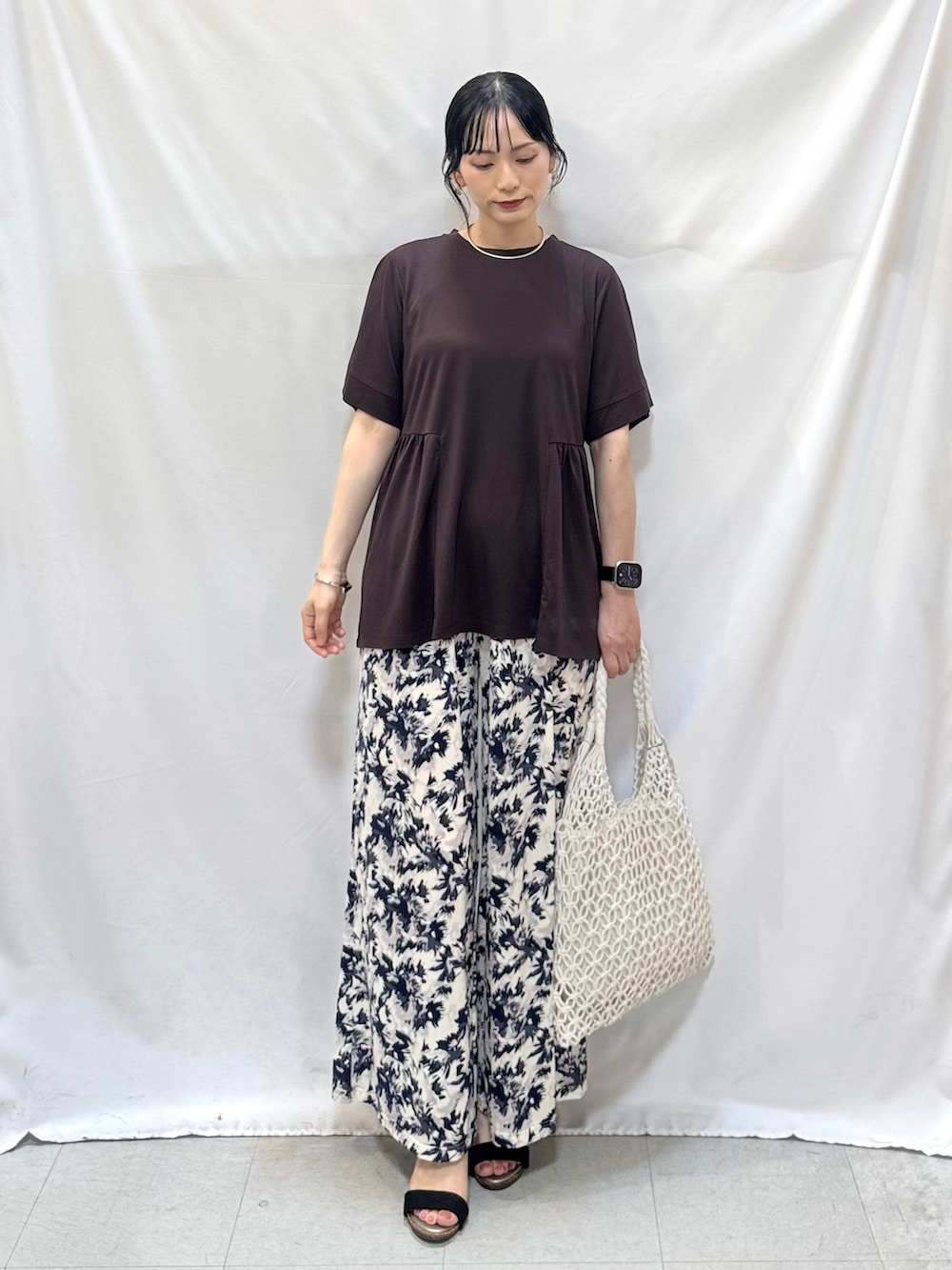 ブラウン系のTシャツ/カットソー、ブルー系のその他パンツ、ブラック系のサンダルを着用したレディースの夏コーディネートの3枚目の写真